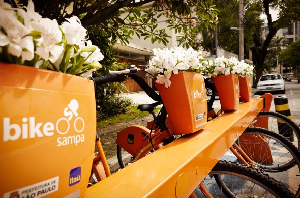 Flores Online e Itaú oferecem buquês de flores aos ciclistas no dia do aniversário de São Paulo