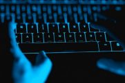 Mãos de hacker digitando em um teclado de computador